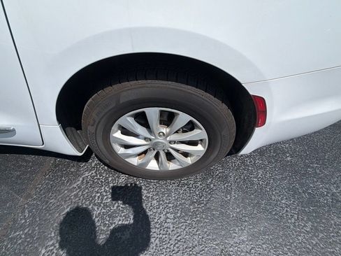 Used 2018 Chrysler Pacifica Touring-L FWD image 13