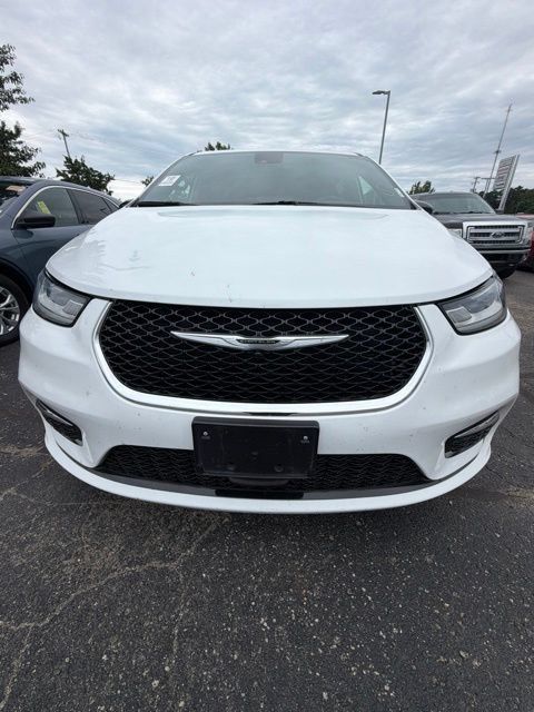 Used 2025 Chrysler Pacifica Select FWD image 3