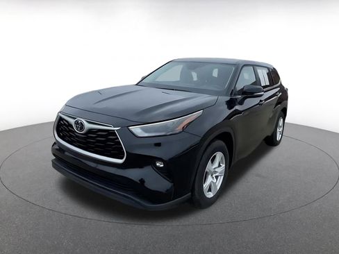 Used 2025 Toyota Highlander LE image 7