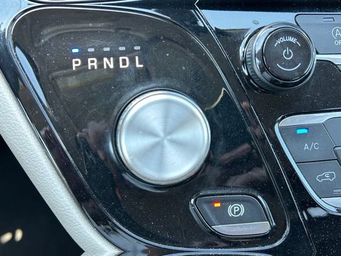 Used 2020 Chrysler Voyager Lxi FWD image 43