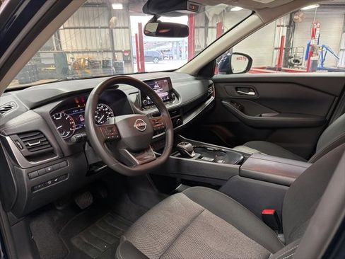 Used 2025 Nissan Rogue SV image 11