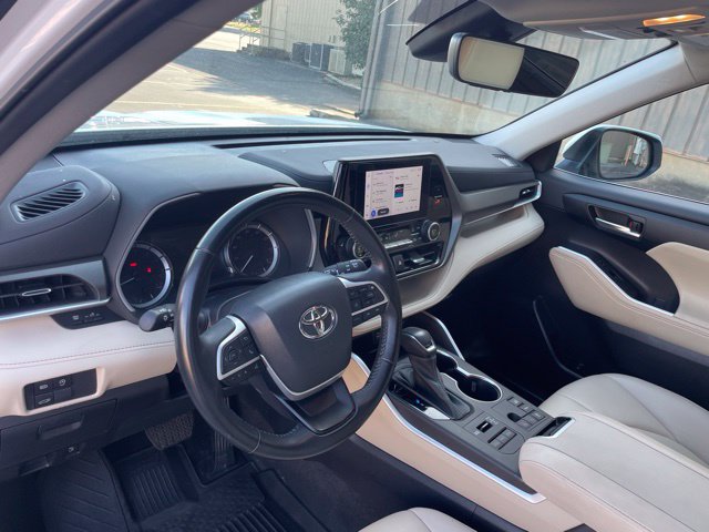 Used 2023 Toyota Highlander XLE AWD/4WD image 23