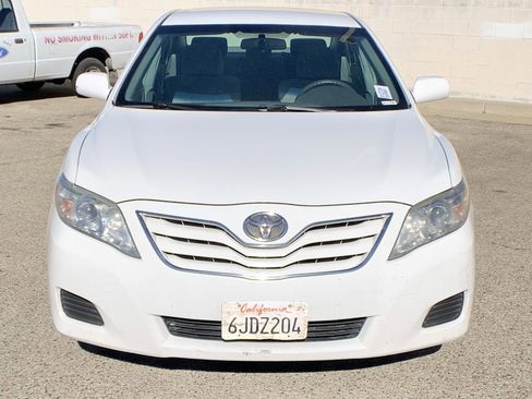 Used 2010 Toyota Camry LE image 3