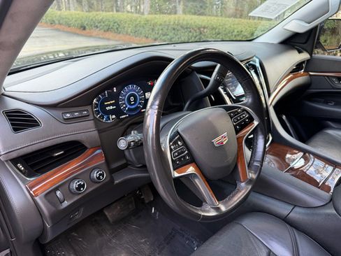 Used 2017 Cadillac Escalade Premium Luxury image 18