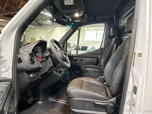 Used 2025 Mercedes-Benz Sprinter 2500 image 22