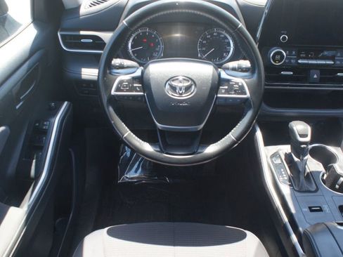 Used 2023 Toyota Highlander LE FWD image 5