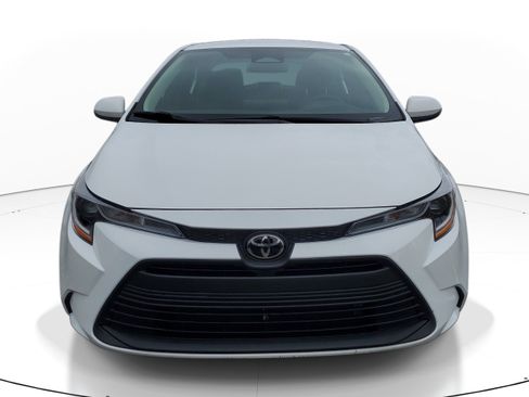 Used 2025 Toyota Corolla LE FWD image 2