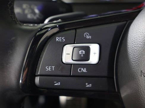 Used 2018 Volkswagen Golf R 4-Door image 43