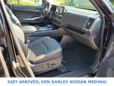 Certified 2025 Nissan Pathfinder Platinum AWD/4WD image 24