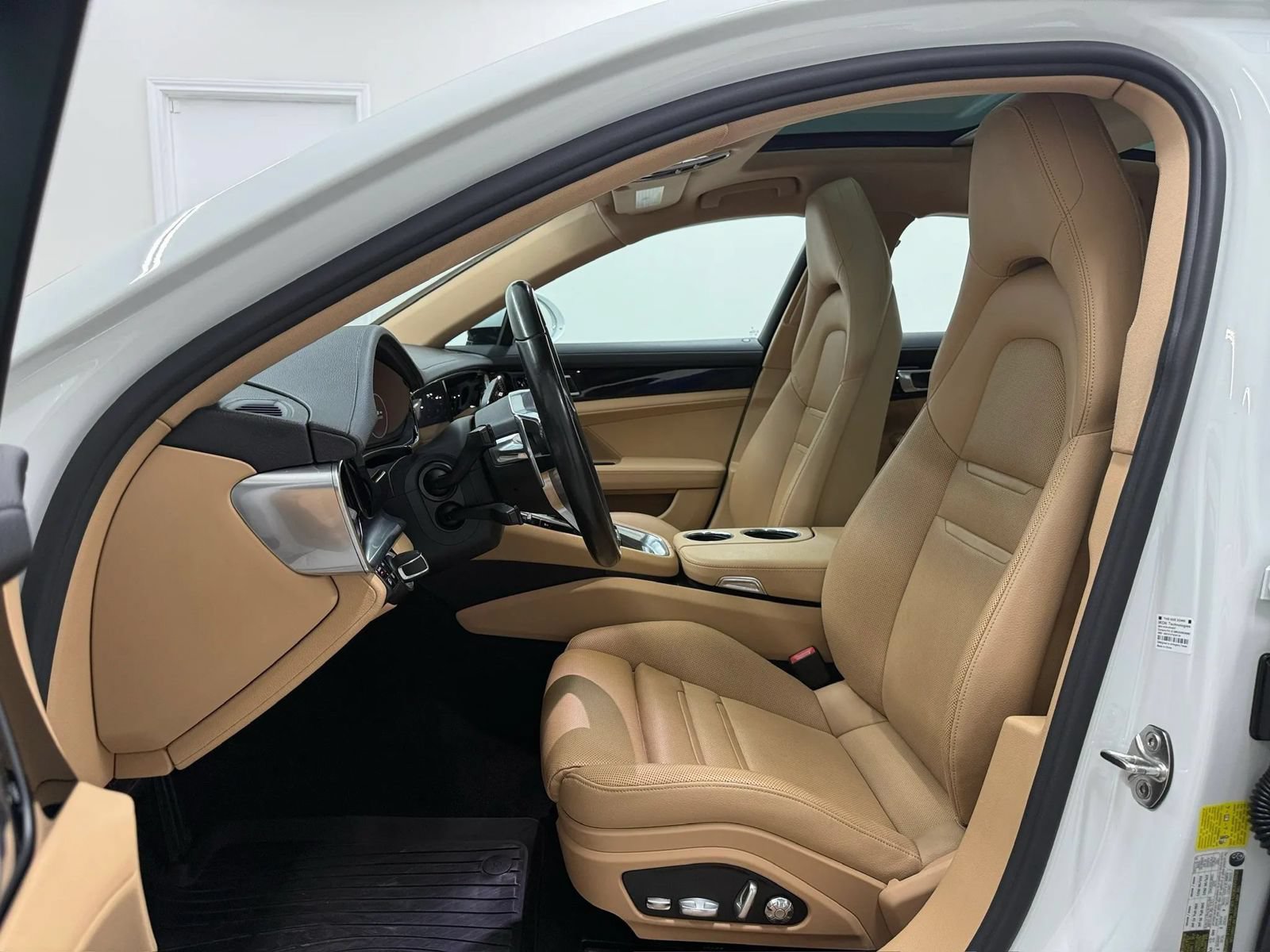 Used 2018 Porsche Panamera RWD image 12