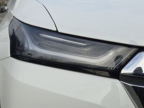 Used 2023 Chevrolet Traverse LT image 14