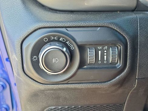 Used 2018 Jeep Wrangler Unlimited Sahara AWD/4WD image 33