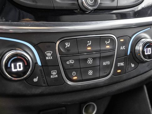 Used 2023 Chevrolet Traverse LT FWD image 29