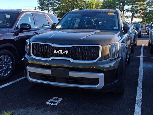 Used 2024 Kia Telluride EX w/ EX Captain's Chair Package AWD/4WD image 2