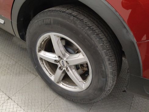 Used 2019 Ford Explorer XLT image 31