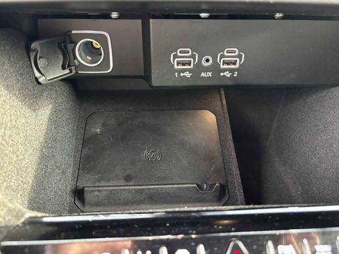 Certified 2024 Jeep Wagoneer L Series III w/ Flexible Seating Group image 32