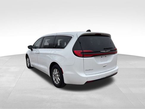 Used 2025 Chrysler Pacifica Select image 5