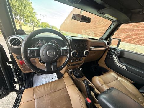 Used 2012 Jeep Wrangler Unlimited Rubicon w/ Dual Top Group AWD/4WD image 8