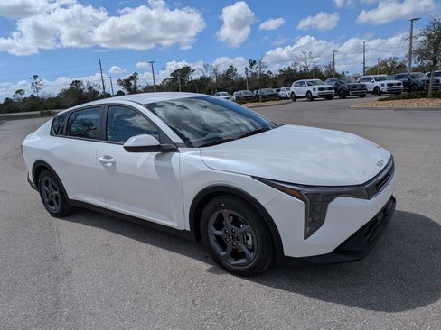New 2026 Kia K4 FWD image 2