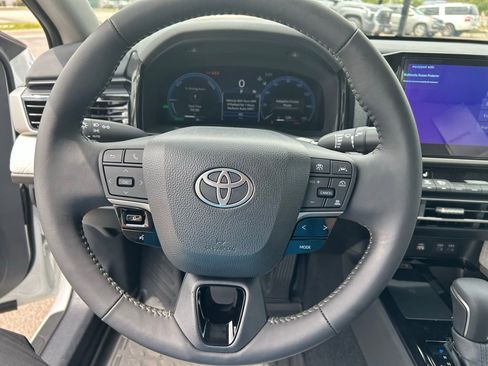 Used 2025 Toyota Camry XLE image 25