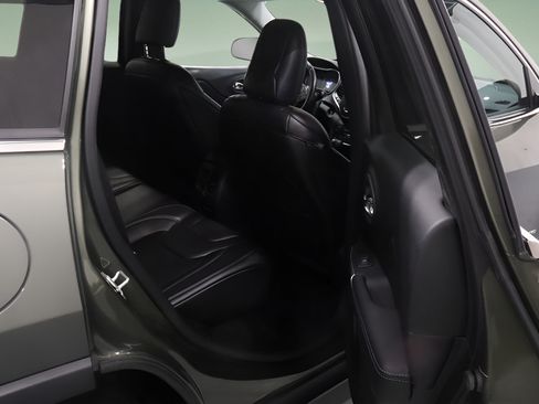 Used 2019 Jeep Cherokee Latitude Plus w/ Cold Weather Group AWD/4WD image 15