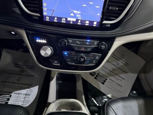 Used 2022 Chrysler Pacifica Touring-L w/ Uconnect Theater Family Group FWD image 18