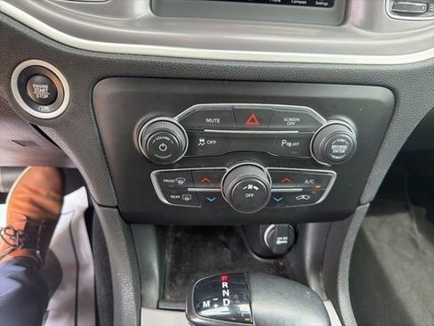 Used 2022 Dodge Charger SXT RWD image 17