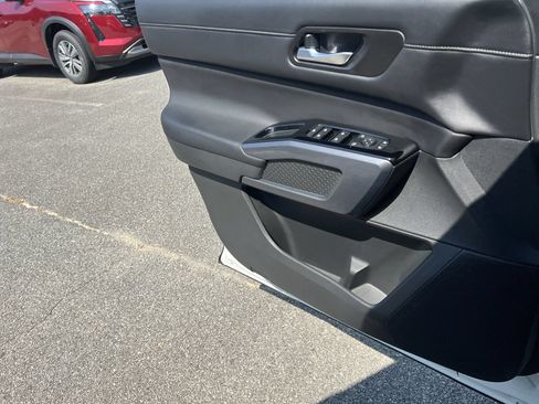 Used 2024 Nissan Pathfinder SL AWD/4WD image 14