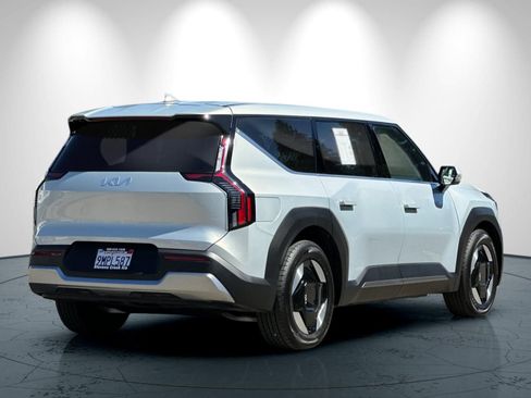 Used 2024 Kia EV9 Light Long Range RWD image 4
