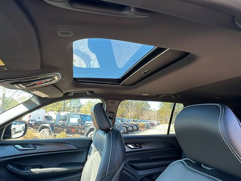 New 2025 Jeep Grand Cherokee L Altitude image 18