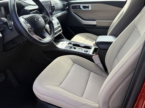 Used 2022 Ford Explorer XLT image 11