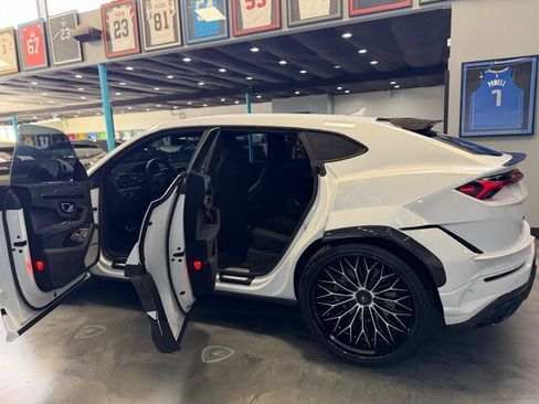 Used 2024 Lamborghini Urus Performante AWD/4WD image 13