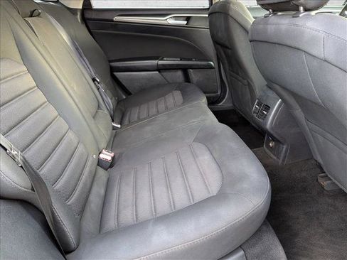 Used 2018 Ford Fusion SE image 17