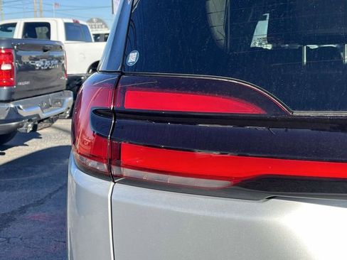 Used 2024 Chrysler Pacifica Touring-L image 10