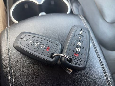 Used 2018 Ford Edge Titanium w/ Equipment Group 301A AWD/4WD image 30