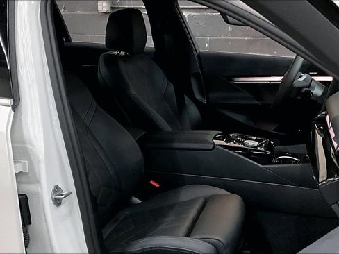 Used 2025 BMW i5 eDrive40i w/ Premium Package image 10