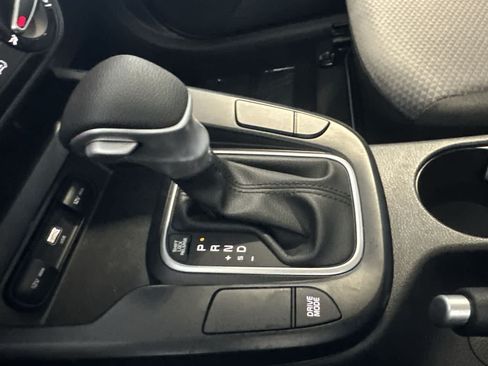 Used 2025 Kia Soul LX w/ LX Technology Package FWD image 21
