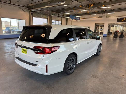 New 2026 Honda Odyssey Touring image 5