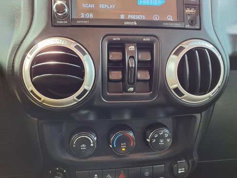 Used 2018 Jeep Wrangler Unlimited Sahara AWD/4WD image 8