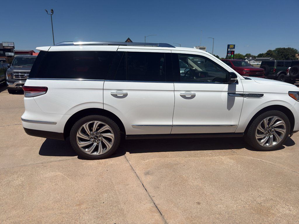 Used 2022 Lincoln Navigator Reserve AWD/4WD image 5