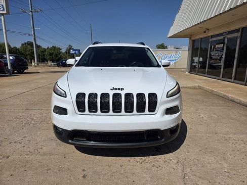 Used 2018 Jeep Cherokee Latitude w/ Altitude Package FWD image 2