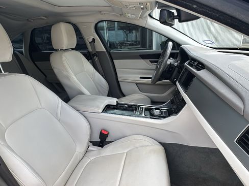 Used 2016 Jaguar XF Premium RWD image 29