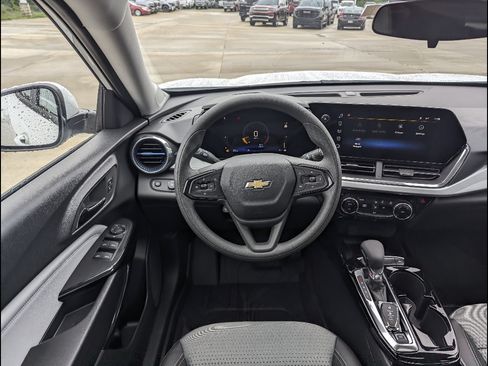 New 2026 Chevrolet Trax LT w/ Sunroof Package FWD image 3