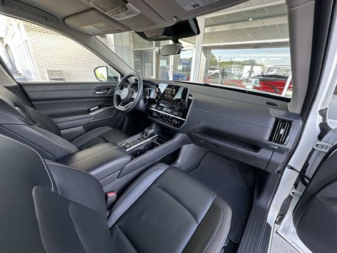 Used 2023 Nissan Pathfinder SL AWD/4WD image 28