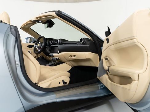Used 2022 Ferrari Portofino M RWD image 41