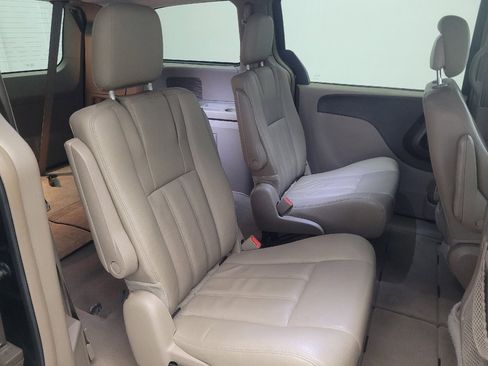 Used 2016 Chrysler Town & Country Touring image 19