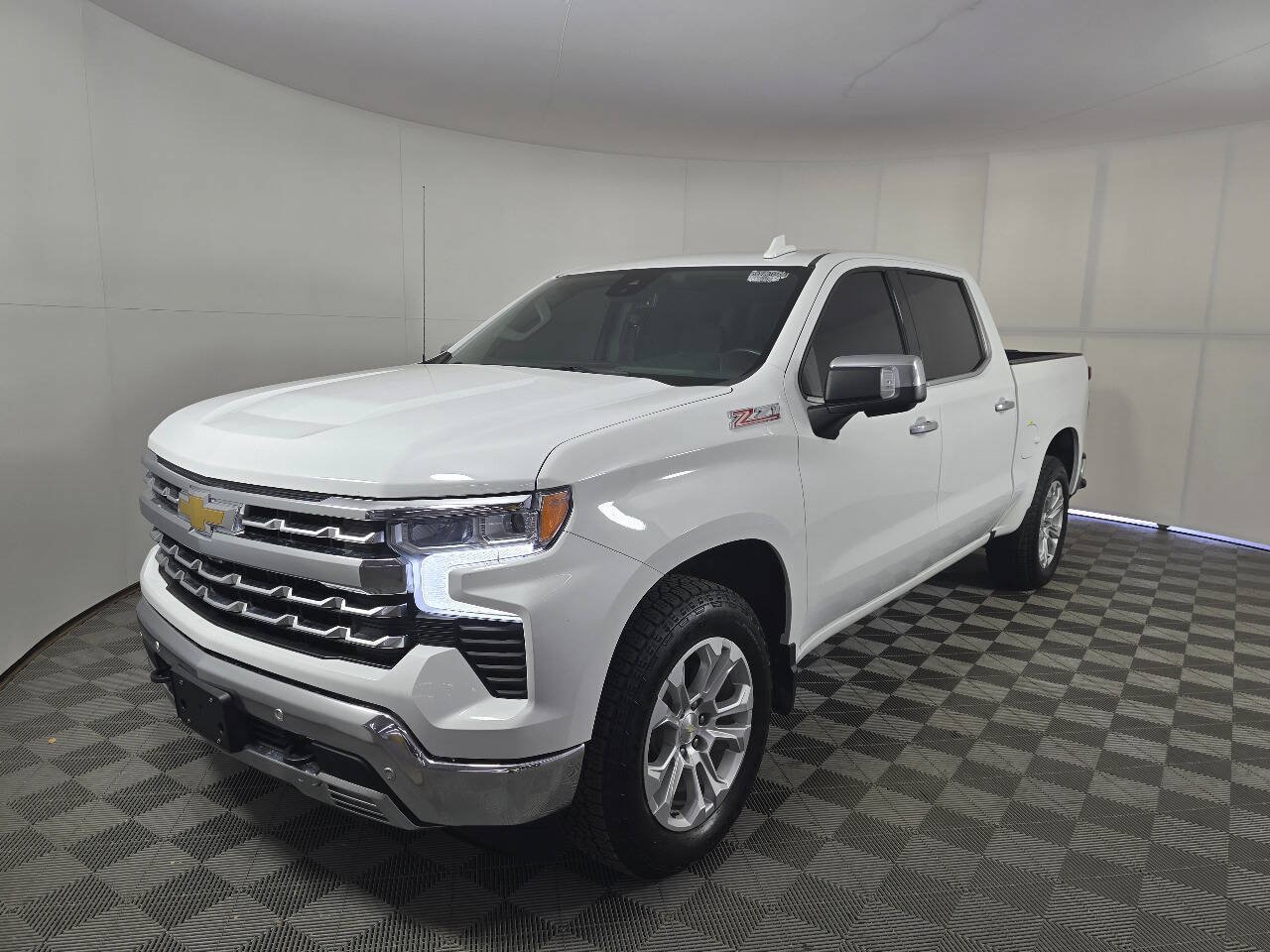 Used 2023 Chevrolet Silverado 1500 LTZ w/ LTZ Convenience Package II AWD/4WD image 5