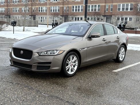 Used 2017 Jaguar XE Premium image 2