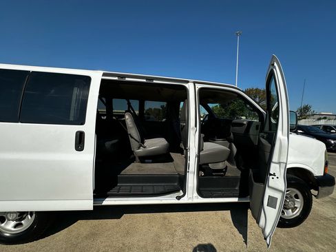 Used 2006 Chevrolet Express 3500 Passenger w/ LT Preferred Equipment Group image 38