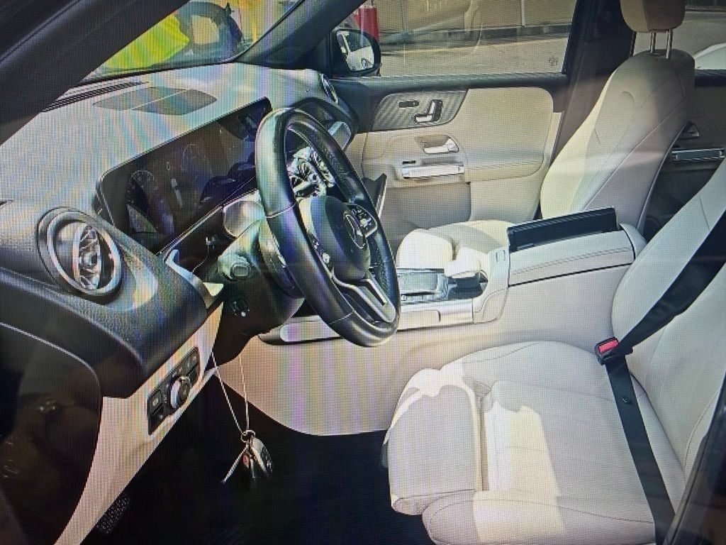 Used 2021 Mercedes-Benz GLB 250 4MATIC w/ Premium Package image 11